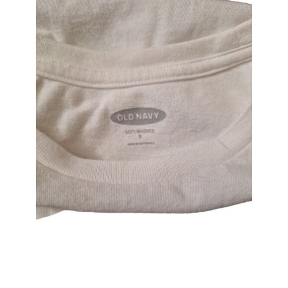 Old Navy Men's T-Shirt White Small Graphic Man Ontop of Cliff Looking Over Wqter - Picture 4 of 5